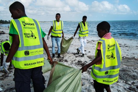 L-R Abdallah, Wiista, Amani and Sunday pitch in to clean up Msasani Beach. Photo: Daniel Hayduk